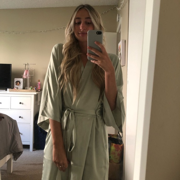 AW Bridal Robe - Picture 2 of 3